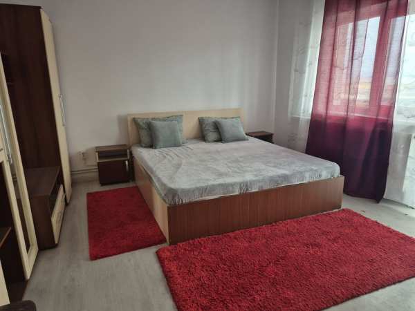 Închiriez apartament 3 camere