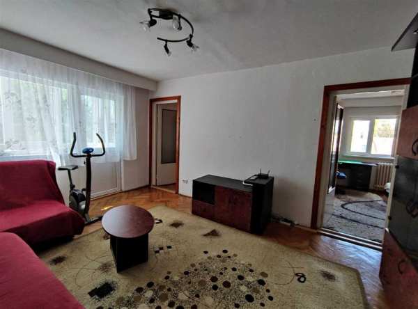 Proprietar inchiriez apartament 3 camere etaj 2 zona Dambovita