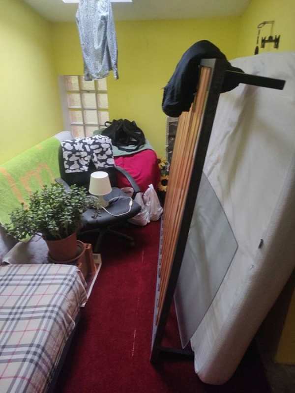 Închiriez casa la curte singur