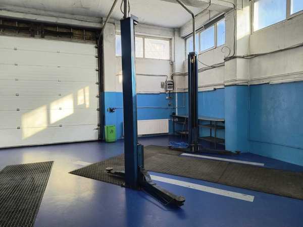 Inchiriez spatiu service auto 135 mp + 40 mp parcare betonata