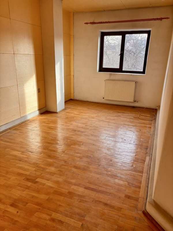 Inchiriez casa  cu curte Pitesti