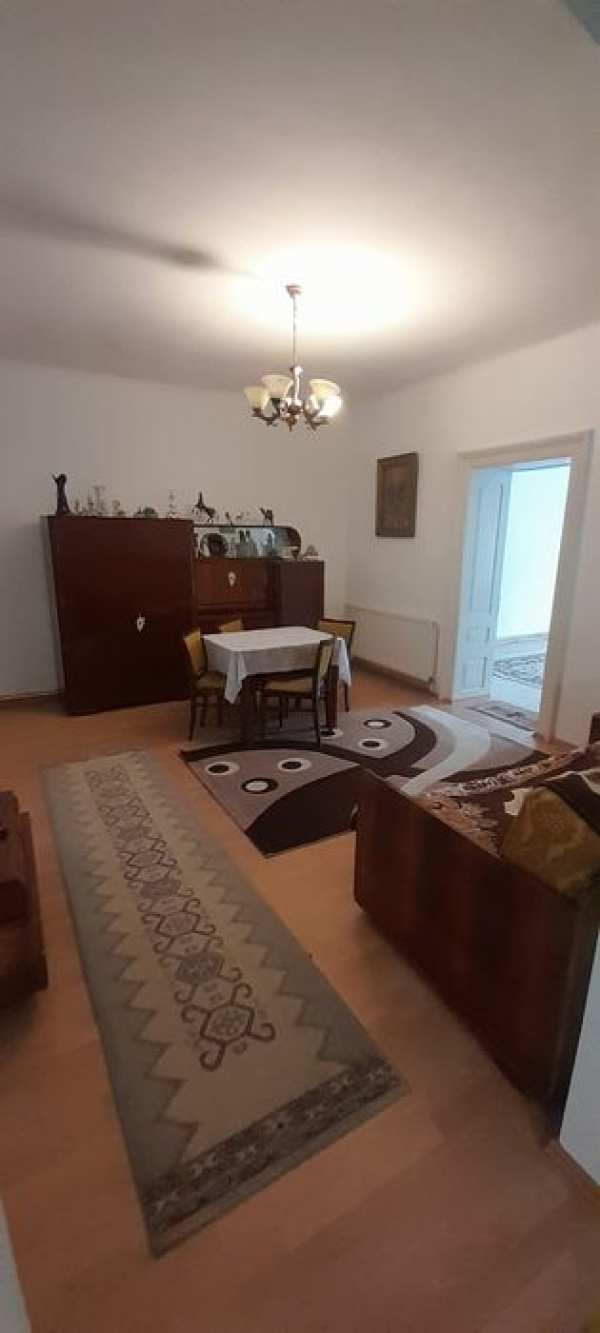 Casa de inchiriat!
2 camere
Living
Bucatarie
Baie
Cămara!
Incalzire