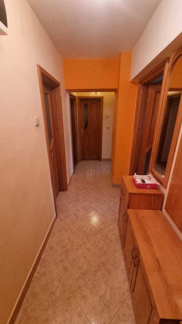 Inchiriere apartament cu 3 camere,2 bai, balcon si parcare, zona Dacia