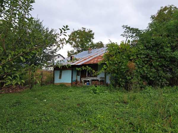 Vând teren cu casă