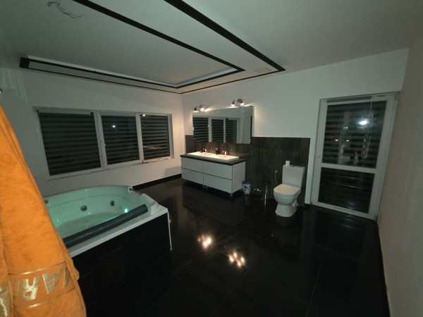 Închiriez apartament 4 camere