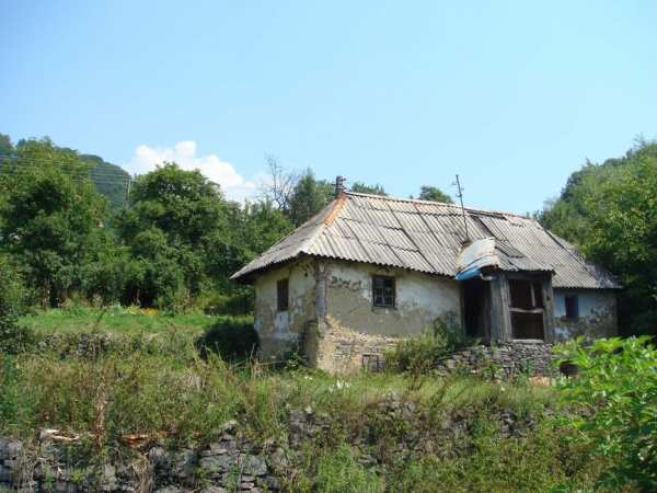 Teren 1100 mp cu casa demolabila in centrul satului Sacarâmb / Certej