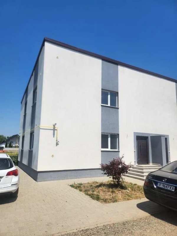 Închiriez casa duplex