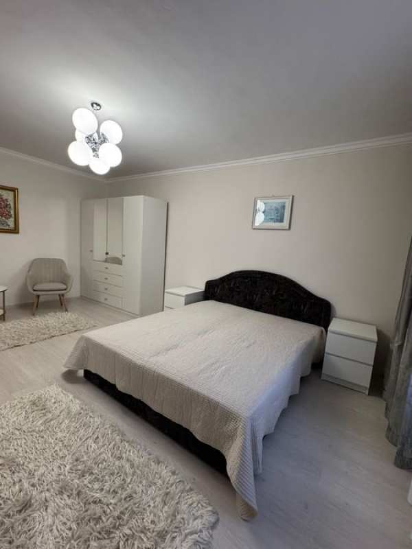 Particular inchiriez garsoniera