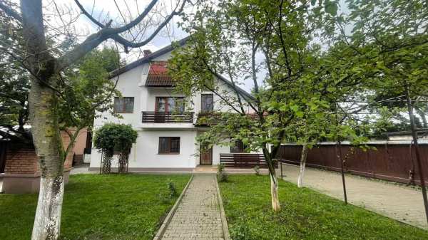 Acasă la natură – vilă spațioasă cu livadă, piscină și priveliște