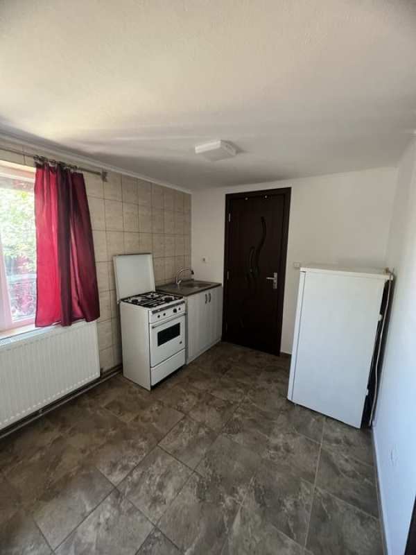 Inchiriez camera, bucatarie si baie