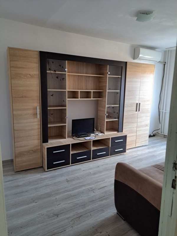 Închiriez apartament 2 camere decomandat
