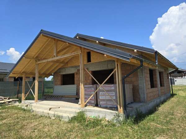 Casa la rosu de vanzare