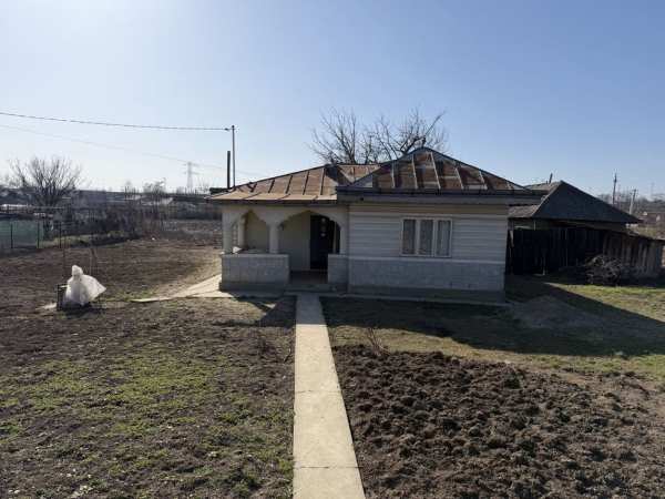 Închiriez casa Bacau sat Filipeşti E85