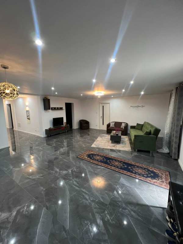 Casa 5 camere si spatiu comercial de vanzare, Vrancea, Gugesti