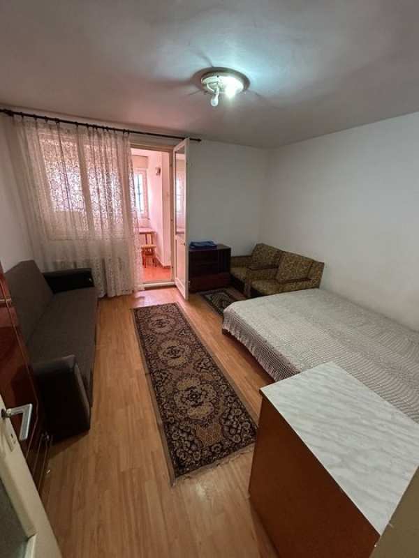 Închiriez garsoniera