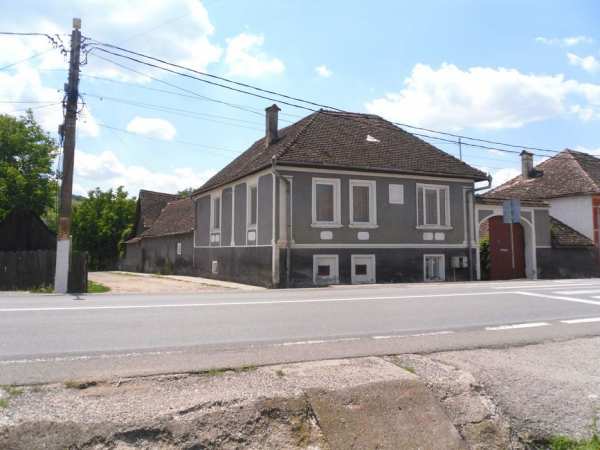 Gospodarie saseasca in sat Bunesti, judet Brasov. Drumul spre Viscri