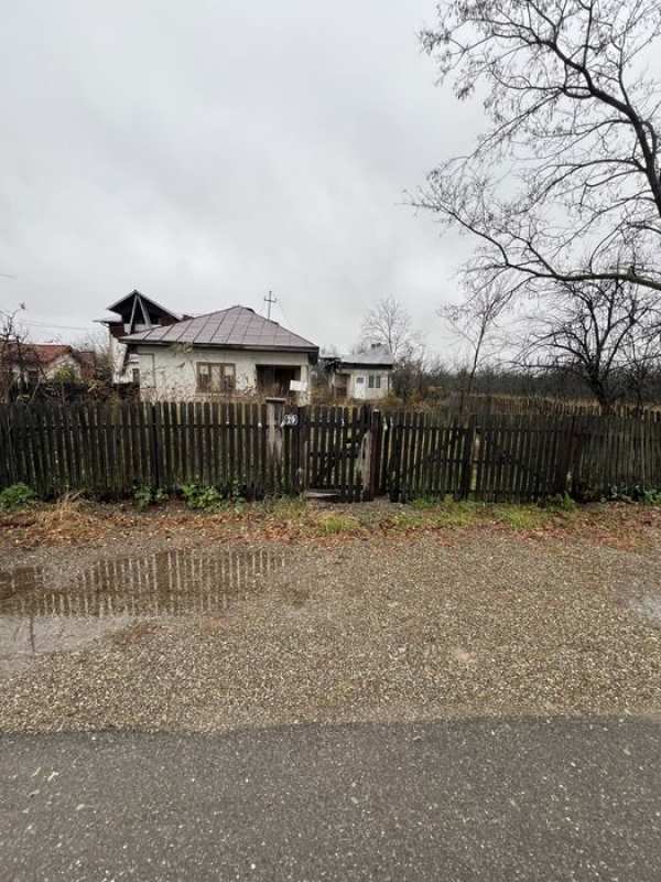 Casa batranesca si teren de vanzare in Baicoi.