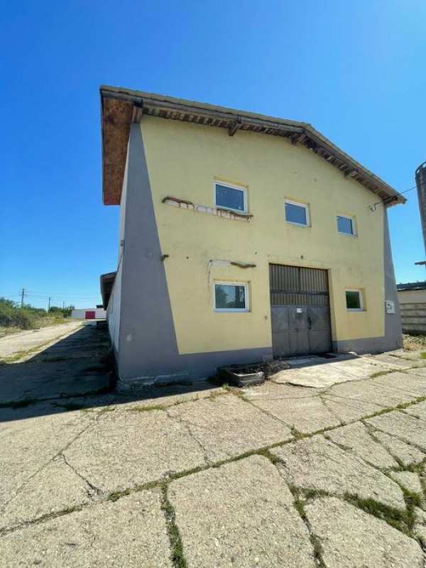 Hală industrială de închiriat 850 mp Acces TIR, birou, baie, platformă