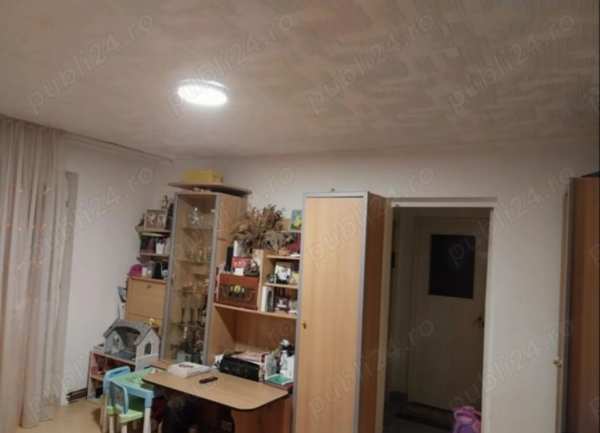 Vând apartament 3 camere semi-decomandat Str. Rozelor nr. 6