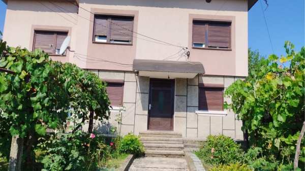 Vand casa plus teren si anexe