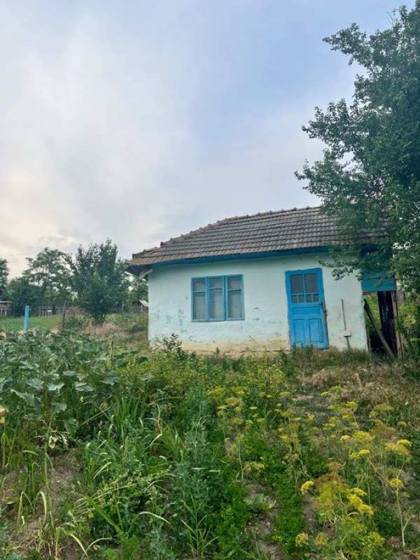 Vând casă bătrânească cu teren intravilan de 855 mp în sat Perieni