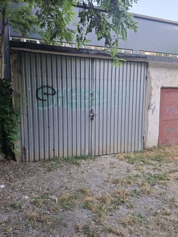 Vând garaj in stare foarte buna si foarte încăpător poze reale garajul