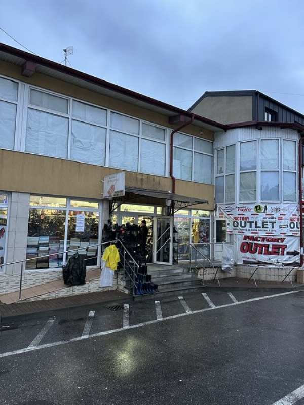 Spatii comerciale de inchiriat