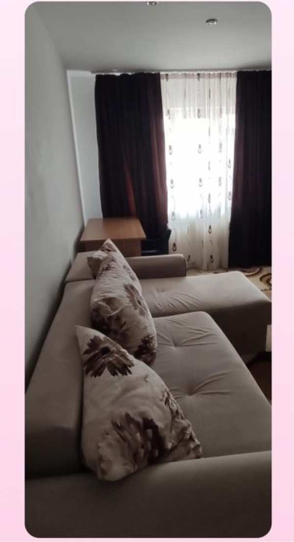 Inchiriez apartament decomandat,cu doua camere