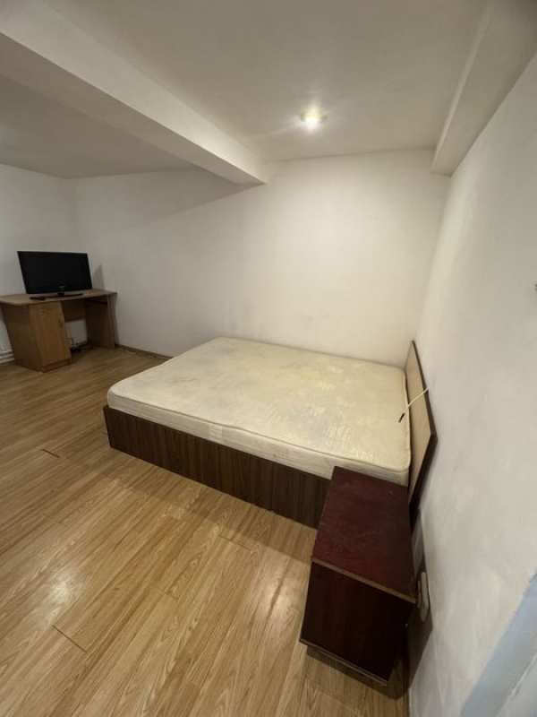 Inchiriez camera la curte sector 3