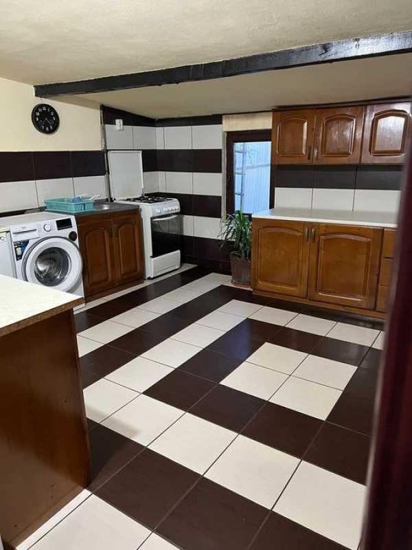 Casa de închiriat la curte