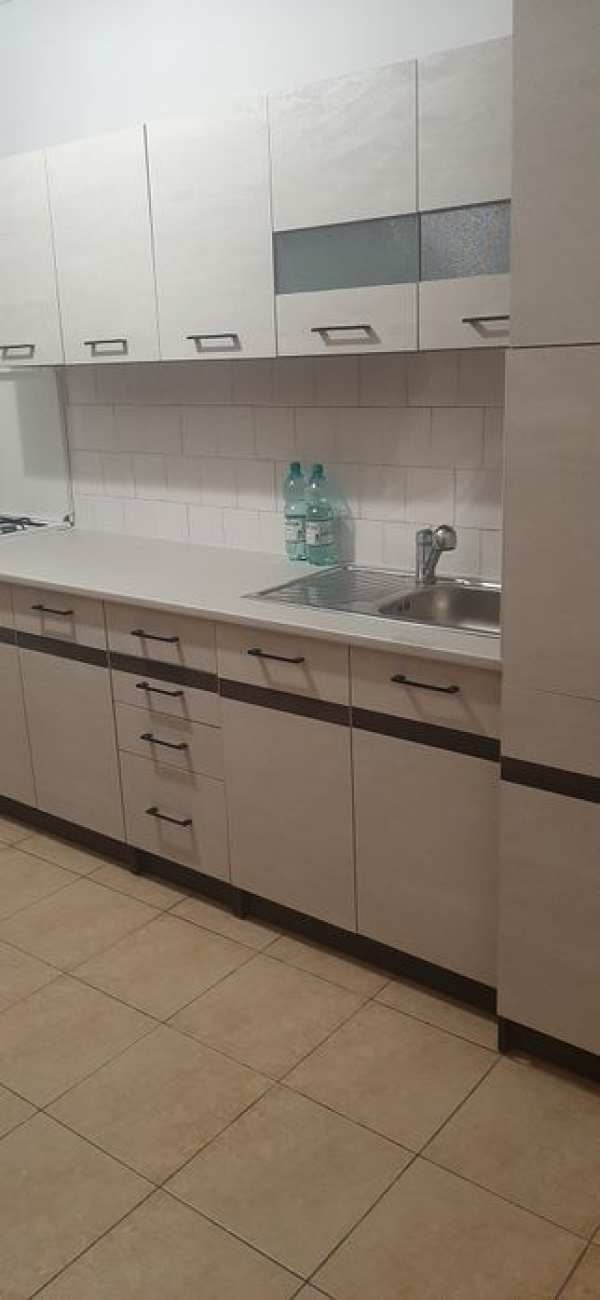 Închiriez URGENT apartament 4 camere decomandate