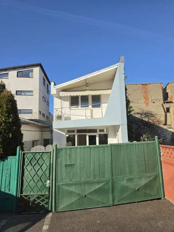 Inchiriez casa la curte zona centrala CALEA CALARASILOR