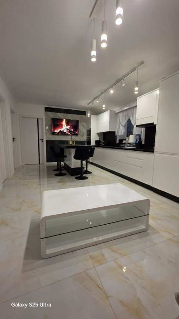 Închiriez apartament 3 camere.