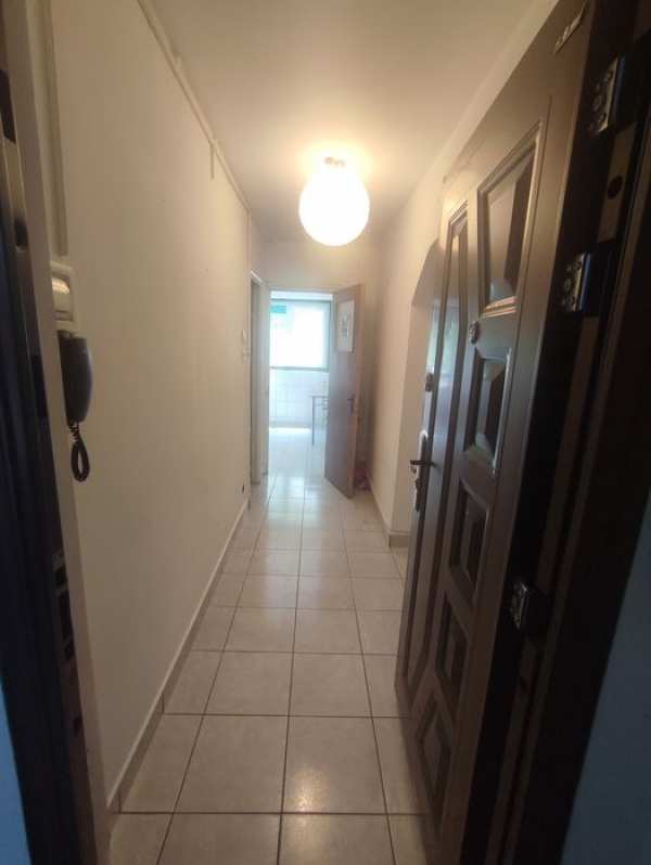 PROPRIETAR Vând apartament 2 camere decomandat la 400m de metrou