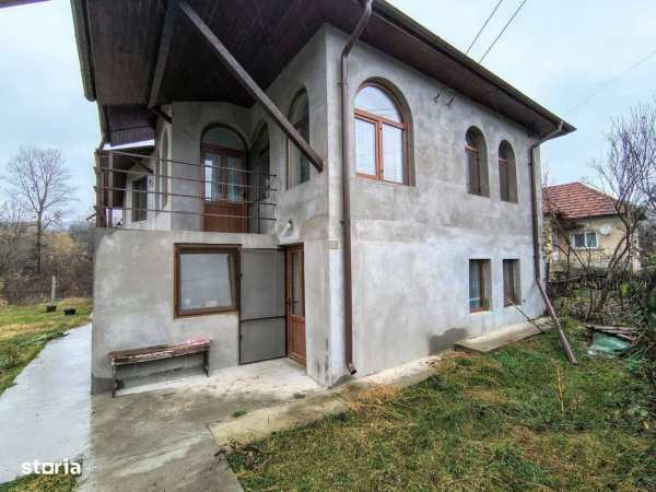 Casa de vânzare în Malu cu Flori- liniște, natura și aer curat!
