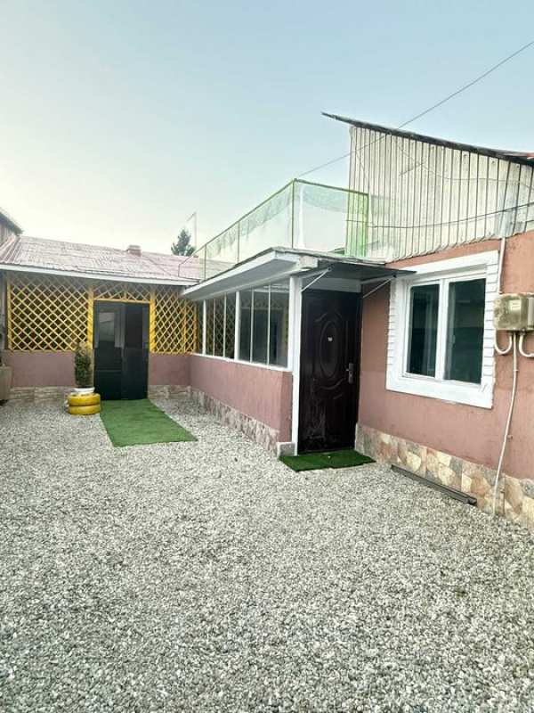 Casă individuală cu garaj și curte în Sector 5