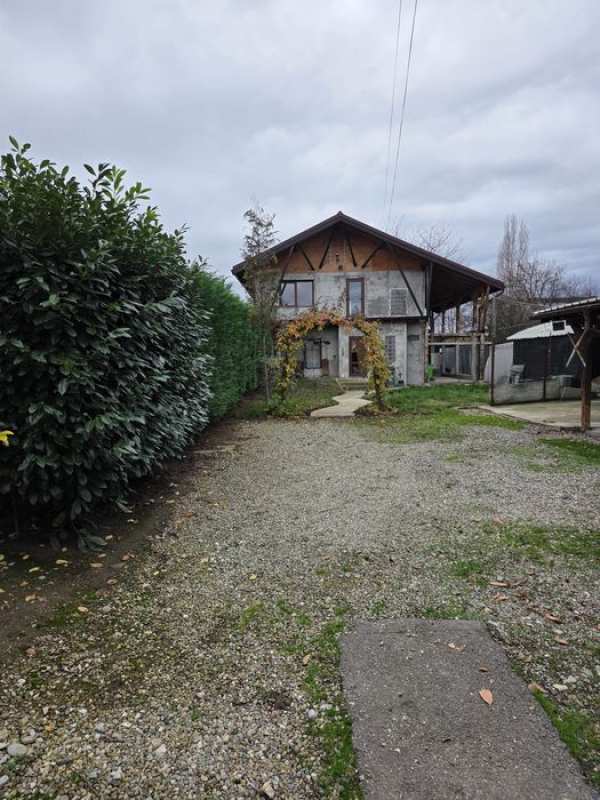 Vând schimb casă  în Tg-Jiu  semicentral