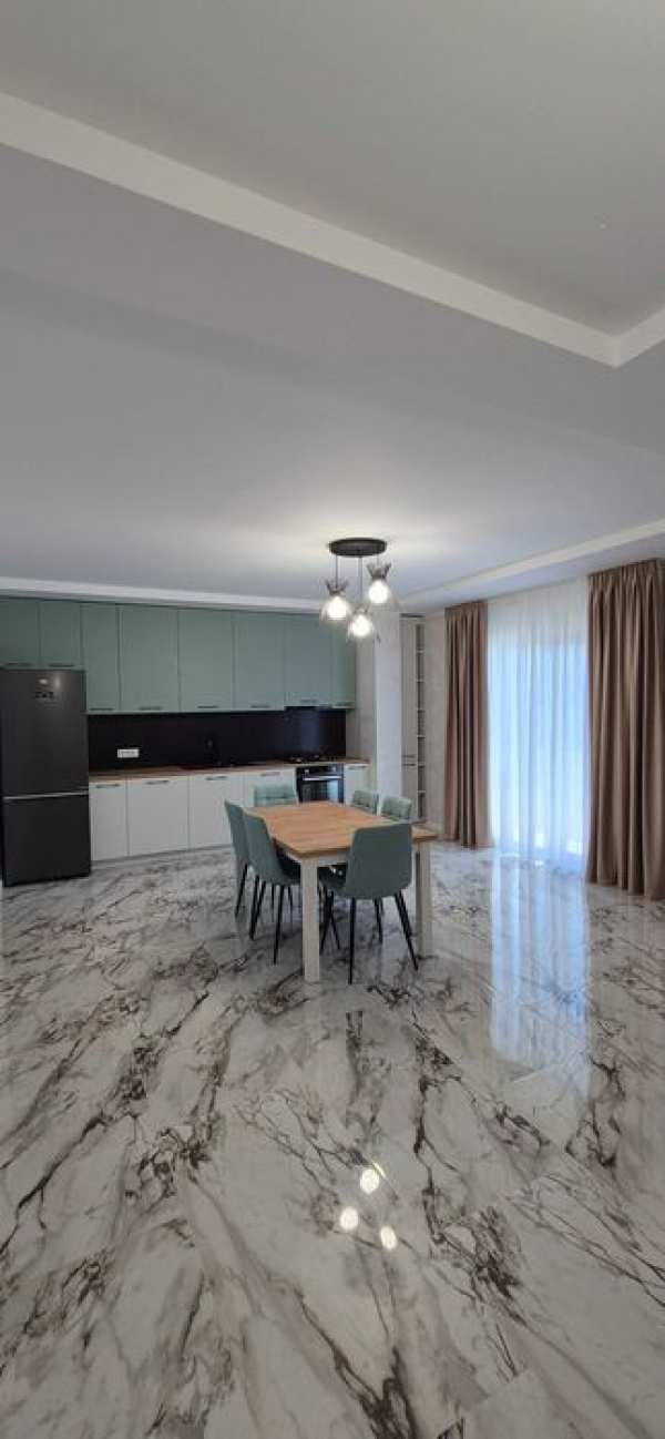 Apartament nou cu 4 camere de închiriat