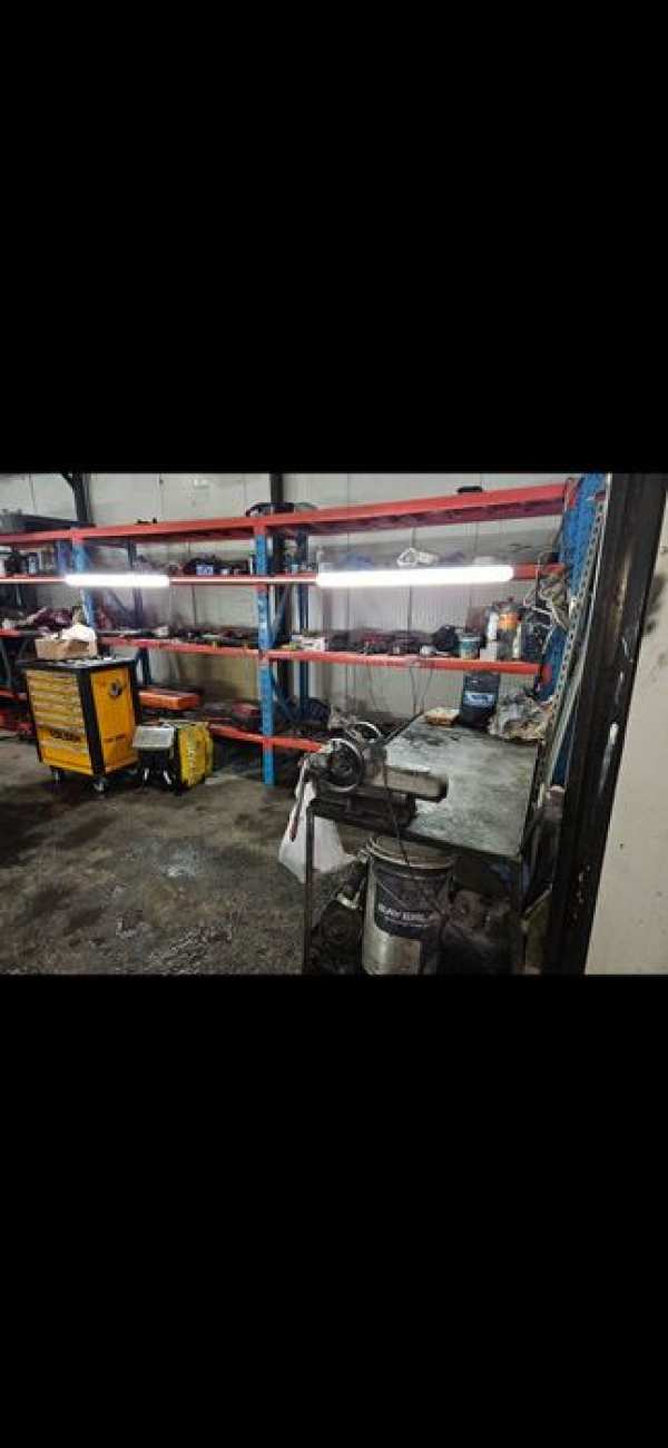 Închiriez garaj  zona Carrefour Colentina