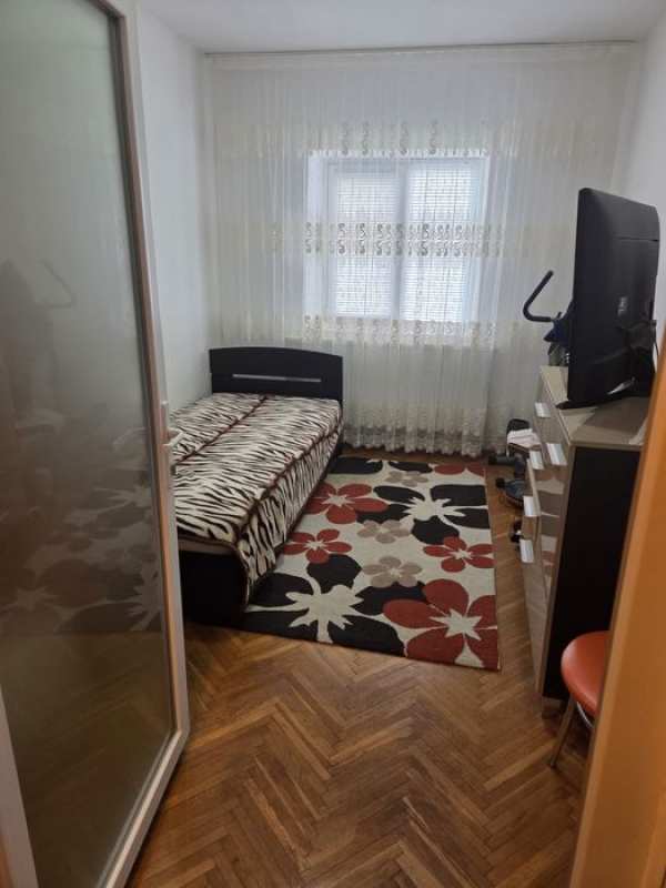Vand apartament 4 camere