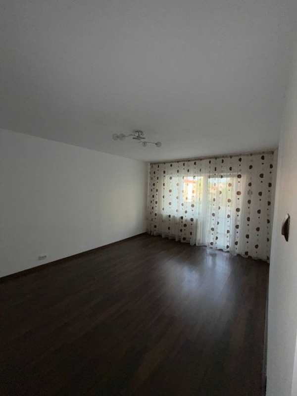 Vand apartament cu 3 Camere Etaj 1 - Zona Crihala langa Generala 7