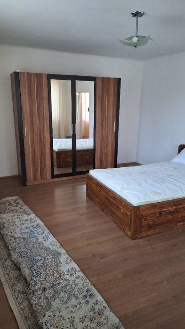 Inchiriez casă in floresti