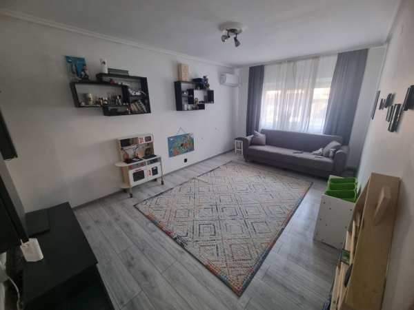 Inchiriez apartament 3 camere 70m²