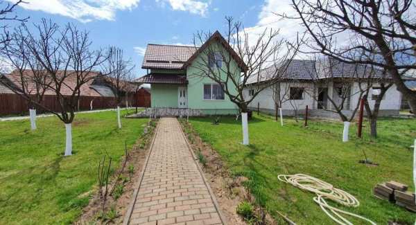 Casa 5 camere, anexe (garaj, beci, magazii, etc) si teren 2374 mp