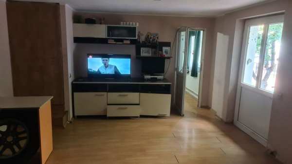 Casă cu 3 camere și curte de închiriat