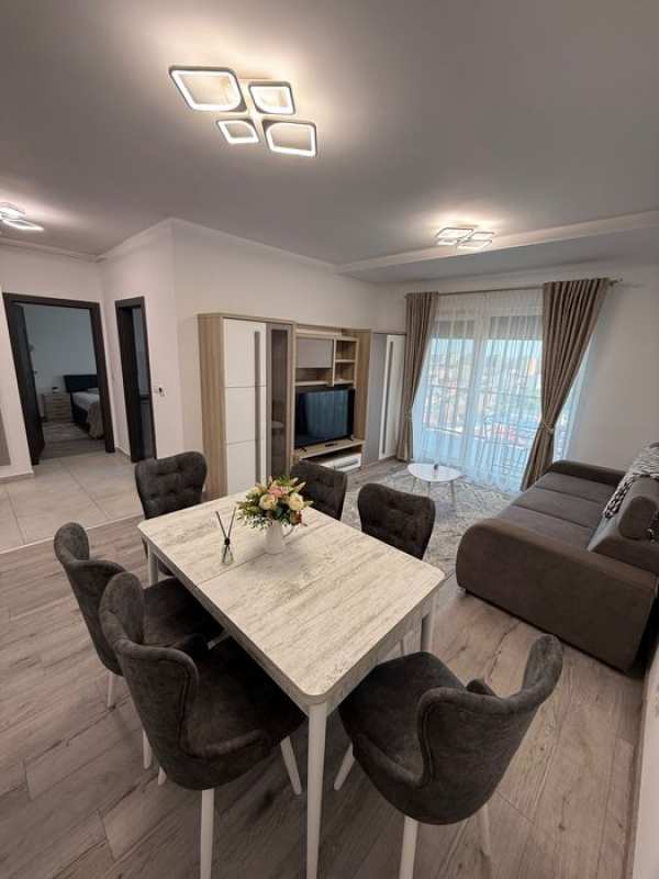Închiriez apartament cu două camere Adora Park