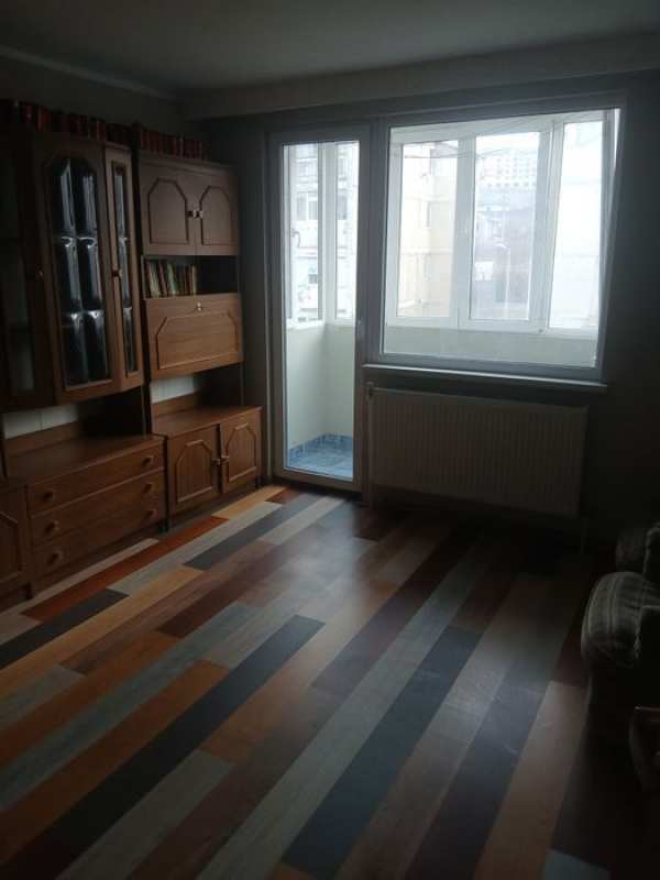 Închiriez apartament cu 2 camere