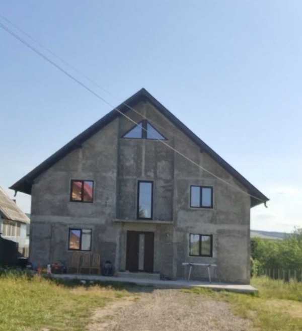 Casă spatioasa 280 mp in Zvoristea, Buda, cu teren 1300 mp, 2 iesiri