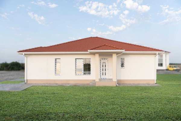 Casă nouă P+0 tip duplex – 3 camere + curte + parcare – Remetea Mare