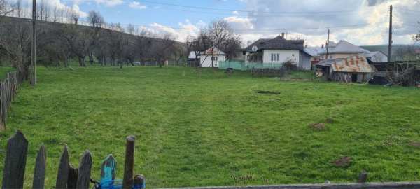 De vanzare teren cu casa batraneasca - 4 camere